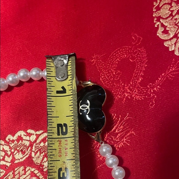 Elegant faux Pearl Necklace with Black Heart Pendant - Picture 7 of 17